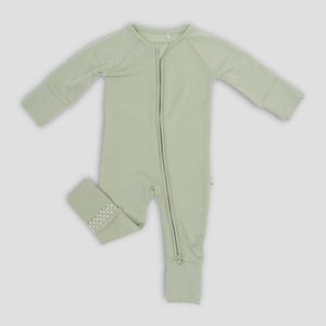 K&ouml;nnte beinhalten: Hellgr&uuml;ner Baby-Schlafanzug mit durchgehendem Rei&szlig;verschluss und langen &Auml;rmeln. Die Fu&szlig;b&uuml;ndchen haben ein wei&szlig;es Tupfenmuster. Der Schlafanzug ist aus einem weichen, bequemen Material gefertigt.