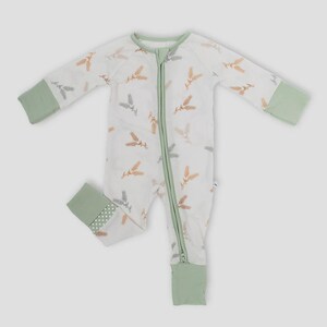 K&ouml;nnte beinhalten: Wei&szlig;er Baby-Schlafanzug mit einem Weizenmuster in Braun-, Grau- und Oranget&ouml;nen. Der Schlafanzug hat einen durchgehenden Rei&szlig;verschluss, gr&uuml;ne Paspeln und gr&uuml;ne B&uuml;ndchen an &Auml;rmeln und F&uuml;&szlig;en. Die Fu&szlig;b&uuml;ndchen haben ein Tupfenmuster.