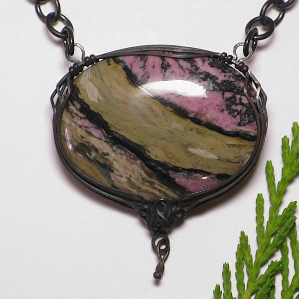 Colgante de rodonita, joyería de rodonita, collar envuelto en alambre de cobre, joyería de cobre, joyería de alambre, rodonita y epidota, rosa y verde