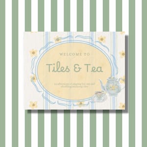 Könnte beinhalten: Ein dekoratives Schild im Vintage-Stil mit dem Text "WELCOME TO Tiles & Tea". Es zeigt eine Teekanne, eine Tasse und florale Akzente. Der Hintergrund hat blaue Streifen und einen grün-weiß gestreiften Rand.