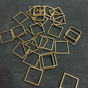 Könnte beinhalten: Eine Ansammlung zahlreicher kleiner, dünner, quadratischer Metallrahmen in einem matten Bronze- oder Antikgold-Finish. Jeder Rahmen besteht aus vier geraden, schmalen Stäben, die an den Ecken zu einer offenen, hohlen Quadratstruktur verbunden sind.