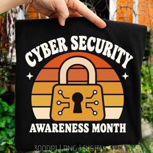 Może przedstawiać: Czarna koszulka z grafiką i białym napisem CYBER SECURITY AWARENESS MONTH. W centrum znajduje się żółta kłódka z liniami obwodów i dziurką od klucza, umieszczona na tle półkolistego zachodu słońca z pomarańczowymi pasami.