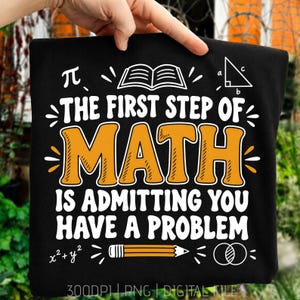 Puede incluir: Una camiseta negra con texto gráfico en blanco y naranja que dice THE FIRST STEP OF MATH IS ADMITTING YOU HAVE A PROBLEM. El diseño incluye un símbolo pi, un libro abierto, un triángulo rectángulo, un lápiz, la ecuación x al cuadrado más y al cuadrado y círculos.