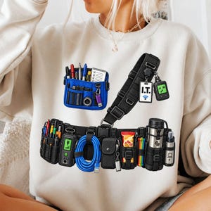 Puede incluir: Una sudadera beige de cuello redondo con un estampado gráfico de una bolsa azul llena de bolígrafos y un cinturón táctico negro equipado con varias herramientas, un cable ethernet azul, una botella de agua y una insignia de I.T.