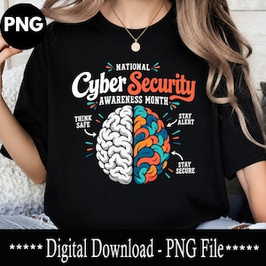 Op de afbeelding: Een zwart t-shirt met een afbeelding van een brein verdeeld in twee helften, één grijs en één veelkleurig. De tekst luidt National Cyber Security Awareness Month, Think Safe, Stay Alert en Stay Secure, inclusief kleine decoratieve accenten.
