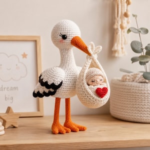 Schema per realizzare una cicogna all'uncinetto, decorazione amigurumi per la cameretta, regalo per baby shower (download in PDF)