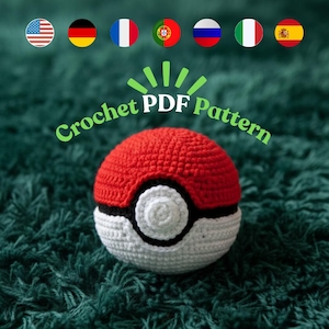 Może przedstawiać: Szydełkowa czerwona, biała i czarna piłka, przypominająca popularną postać. Tekst "Crochet PDF Pattern" jest w kolorze zielonym. Piłka leży na zielonej, teksturowanej powierzchni. Flagi różnych krajów znajdują się w tle.