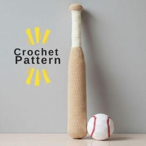 Puede incluir: Un bate y una pelota de béisbol de ganchillo en beige, blanco y rojo. El bate tiene un barril beige y un mango blanco. La pelota de béisbol es blanca con costuras rojas. El texto "Crochet Pattern" está en el lado izquierdo de la imagen.