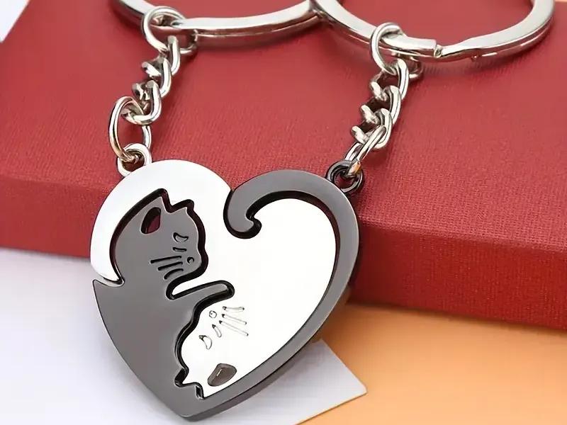 Portachiavi alla moda con ciondolo a forma di cuore e gatti