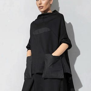 Czarna, oversize'owa tunika damska, luźna sukienka-koszulka z kieszeniami, minimalistyczna bawełniana koszula w jednym rozmiarze, tunika z nieregularnym dołem, swobodny top w stylu streetwear