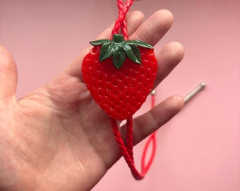 Corbata de bolo de fresa: accesorio de fruta occidental hecho a mano, joyería llamativa