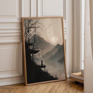 Può includere: Stampa artistica incorniciata con un paesaggio sereno con una persona su una piattaforma di legno. L'opera raffigura una catena montuosa, un lago e un sole al tramonto. La tavolozza dei colori include sfumature di grigio, marrone e beige.