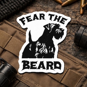 Pegatina troquelada de Fear The Beard / Silueta de perro Schnauzer gigante negro, tipografía