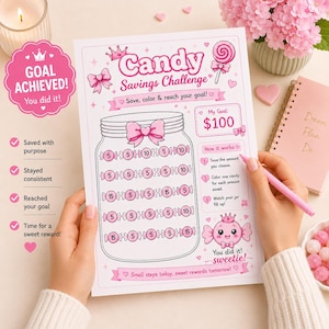 Op de afbeelding: Een wit papieren Candy Savings Challenge-formulier met een grote potillustratie gevuld met snoepvormige cirkels met dollarbedragen. Het blad bevat instructies, een doelvak voor $100 en roze decoratieve accenten zoals strikken, hartjes en een kroontje.