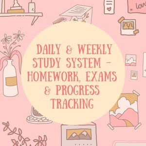 Puede incluir: Ilustración rosa con el texto "DAILY & WEEKLY STUDY SYSTEM - HOMEWORK, EXAMS & PROGRESS TRACKING." La imagen incluye elementos decorativos como flores, una estantería y un ordenador. También está presente el texto "ORGANIZE YOUR SCHOOL LIFE, ONE DAY AT A TIME".