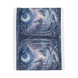 Puede incluir: Una manta rectangular con una escena de bosque nocturno repetida en tonos azul profundo, morado y blanco. El diseño incluye lunas crecientes, cielos estrellados, senderos sinuosos, árboles densos y pequeñas cabañas, enmarcado por un borde decorativo.