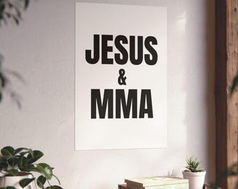 Puede incluir: Un póster de pared rectangular con fondo blanco y texto negro en negrita que dice JESUS & MMA en una fuente sans-serif limpia. El póster se muestra verticalmente en una pared lisa, sirviendo como una pieza de arte gráfico simple y directa.