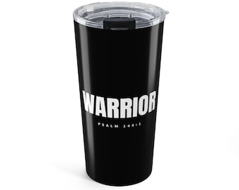 Puede incluir: Un vaso cilíndrico negro con tapa de plástico transparente. La parte frontal presenta la palabra WARRIOR en letras mayúsculas blancas grandes, con el texto PSALM 144:1 impreso en letras blancas más pequeñas justo debajo de la palabra.