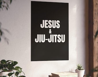 Puede incluir: Un póster de pared vertical rectangular con un fondo negro sólido y el texto blanco JESUS & JIU-JITSU impreso en una fuente negrita sin remates. El texto está centrado, con la palabra JESUS arriba, un signo ampersand en el medio y JIU-JITSU abajo.