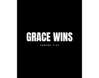 Puede incluir: Un letrero rectangular negro que presenta el texto blanco GRACE WINS en una fuente sans-serif en negrita. Debajo del texto principal, el texto blanco más pequeño ROMANS 5:20 está centrado. El diseño es de alto contraste con letras nítidas.
