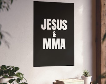 Puede incluir: Un póster de pared rectangular con un fondo negro sólido y el texto blanco JESUS & MMA centrado en una fuente sans-serif en negrita. El póster se muestra verticalmente en una pared lisa, exhibiendo un diseño gráfico de alto contraste.