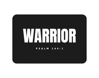 Puede incluir: Un tapete rectangular negro que presenta la palabra WARRIOR en letras mayúsculas blancas, grandes y negritas centradas. Debajo de la palabra, el texto PSALM 144:1 está impreso en una fuente sans-serif blanca más pequeña y clara.