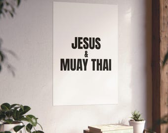 Puede incluir: Un póster de pared rectangular vertical que presenta el texto negro JESUS & MUAY THAI centrado sobre un fondo blanco liso. La tipografía es negrita, sans-serif y en mayúsculas, con el signo ampersand situado entre las dos líneas.