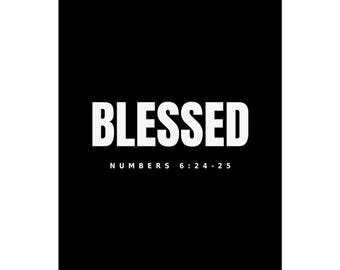 Puede incluir: Un arte de pared rectangular negro que presenta la palabra BLESSED en letras mayúsculas blancas grandes, con el texto NUMBERS 6:24-25 impreso en letras mayúsculas blancas más pequeñas directamente debajo de la palabra principal, centrado en un fondo negro.