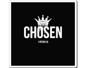 Puede incluir: Una pegatina cuadrada con fondo negro que presenta el texto blanco CHOSEN en una fuente sans-serif en negrita. Sobre el texto hay un gráfico de corona blanca con efecto de goteo. Debajo de la palabra CHOSEN, el texto 1 PETER 2:9 está en blanco.