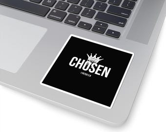 Puede incluir: Una pegatina cuadrada con fondo negro y texto blanco que dice CHOSEN con un gráfico de corona sobre la palabra y 1 PETER 2:9 impreso debajo. La pegatina está aplicada sobre la superficie de un ordenador portátil de color plateado.