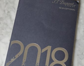 Catalogo S.T. Dupont 2018 – Collezione Internazionale / Libro di riferimento di lusso / Pezzo da collezione