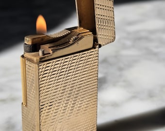 S.T. Dupont Ligne 1 BS Gold “Lignes et Baguette” – La prima espressione di una leggenda