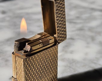 S.T. Dupont Ligne 1 PM “Étoiles” – Luce e ombra dorata, Ref. 13215