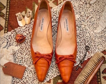 Vintage Manolo Blahnik Tan  Leather Kitten Heel Pumps Braided Bow, Made in Italy.