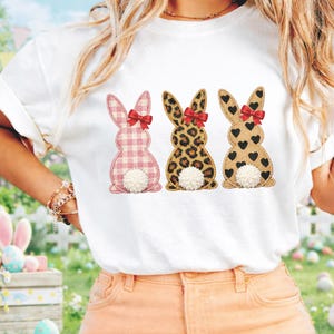 パッチワークイースターバニートリオグラフィック（デジタルダウンロード） - ヒョウ柄ギンガムハートウサギアップリケシャツデザイン