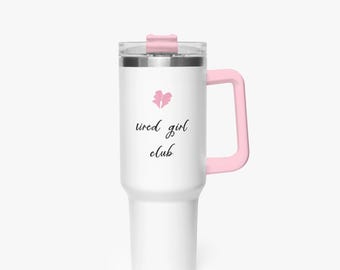 Kubek termiczny Tired Girl Club – różowa kokardka, miękki, dziewczęcy niezbędnik