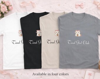 Koszulka Tired Girl Club | Koszulka z uroczym kotem | Estetyczna koszulka dla dziewczynek | Koszulka z grafiką Coquette Pink Bow | Przytulny strój dla generacji Z