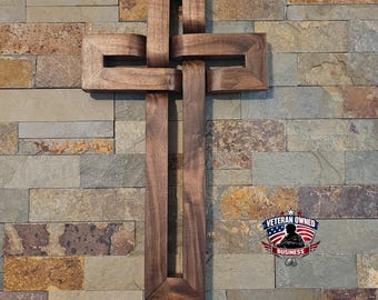Handgemaakt geweven houten kruis – rustiek christelijk woondecor (14 x 8 walnoot, amber of gebeitst grenen)