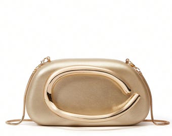 Bolsa de mão escultural em tom champanhe dourado com alça de metal, ideal para ocasiões especiais.