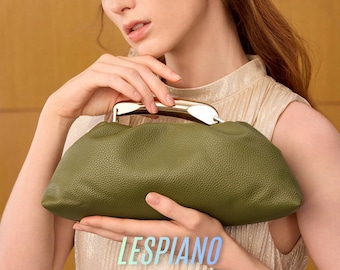 Pochette verde oliva, borsa a mano con arricciature, elegante borsetta da sera.