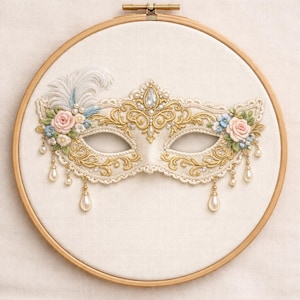 Puede incluir: Máscara de mascarada bordada en un aro de madera. La máscara es de color marfil con filigranas doradas, una joya central y detalles florales en rosa, azul y blanco. Gotas de perlas cuelgan de la parte inferior. Una pluma añade detalles.