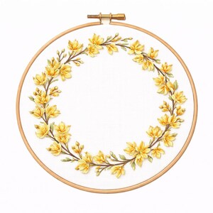 Könnte beinhalten: Ein Stickrahmen mit einem Kranz aus gelben Blüten und grünen Blättern. Das florale Design ist auf weißem Stoff gestickt und wird von einem Holzrahmen mit Messingverstellung gehalten.