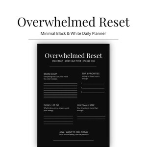 Può includere: Un'agenda giornaliera minimalista in bianco e nero intitolata "Overwhelmed Reset". L'agenda include sezioni per un brain dump, le priorità principali e un focus sui sentimenti. È visibile anche il testo "Minimal Black & White Daily Planner".
