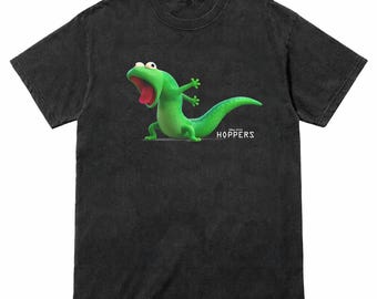 Camiseta con la divertida escena de la película Hoppers de Pixar: Tom el lagarto tosiendo.