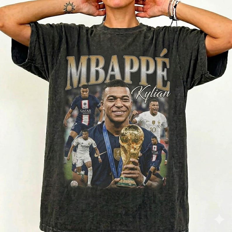 Camiseta vintage pirata de Kylian Mbappé, para aficionados del Real Madrid, camiseta gráfica de jugador de fútbol, regalo retro para aficionados al fútbol estilo años 90 imagen 1