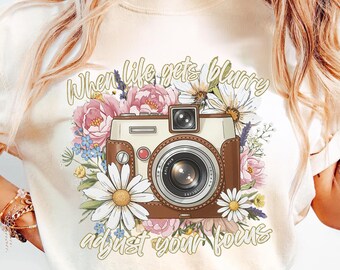 Imagen PNG de flores silvestres con cámara retro, diseño de camisa floral bohemia, gráfico vintage de primavera (descarga digital)
