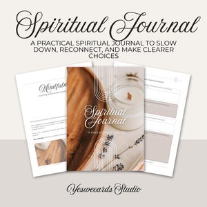 Peut inclure: Un journal spirituel avec le titre "Spiritual Journal" en écriture élégante. La couverture présente une bougie et un bol en bois. Le journal comprend des pages avec des invites et le texte "A PRACTICAL SPIRITUAL JOURNAL TO SLOW DOWN, RECONNECT, AND MAKE CLEARER CHOICES."