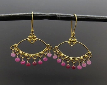 Robijnrode kroonluchteroorbellen