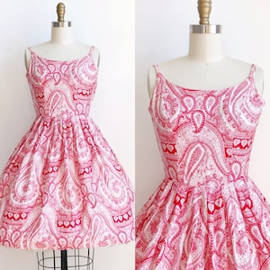 50er Jahre Vintage Rotes Paisley Day Kleid - Größe S 61cm Taille