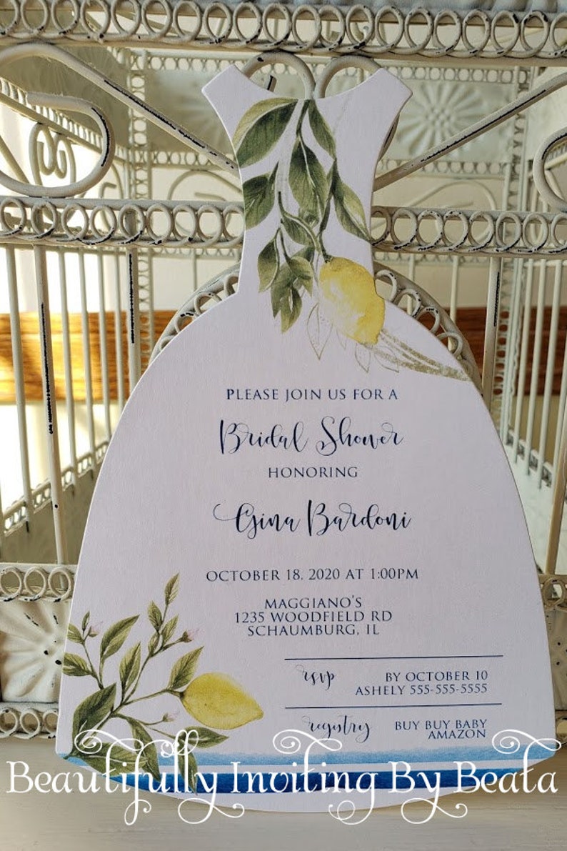 Puede incluir: Una invitaci&oacute;n blanca en forma de vestido para una despedida de soltera, adornada con limones y vegetaci&oacute;n en acuarela. La invitaci&oacute;n incluye el texto "Bridal Shower" y los detalles del evento, incluyendo la fecha, hora y lugar.